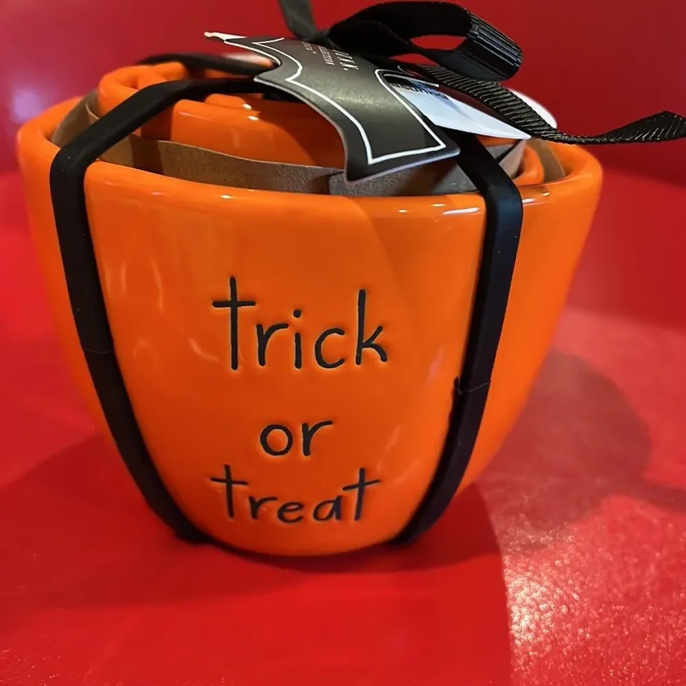 NWT Rae Dunn Halloween pumpkin measuring cups